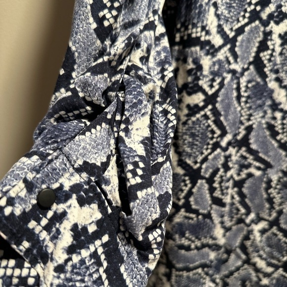 Banana Republic Soft Relaxed Shift Dress Long Sleeve Blue Snakeskin Print 14 - Picture 7 of 16